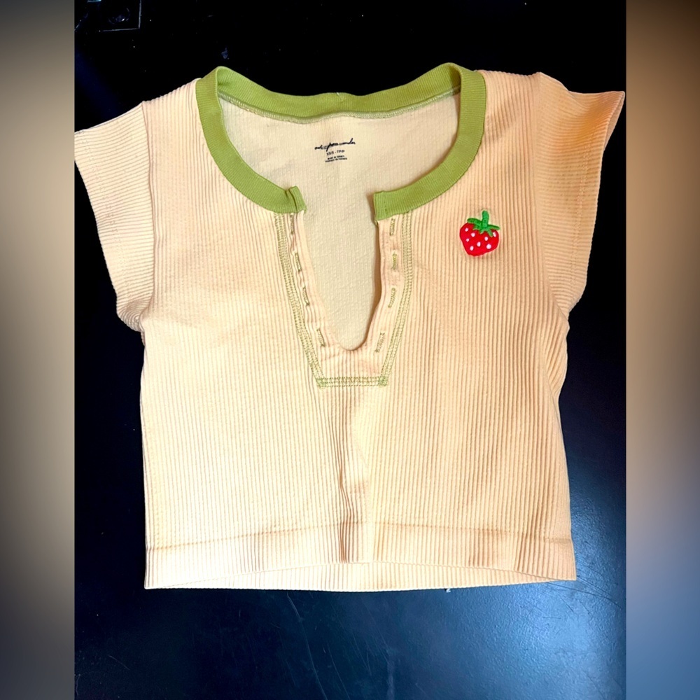 Urban Outfitters Cropped Baby Tee in Yellow with Strawberries Size XS/S